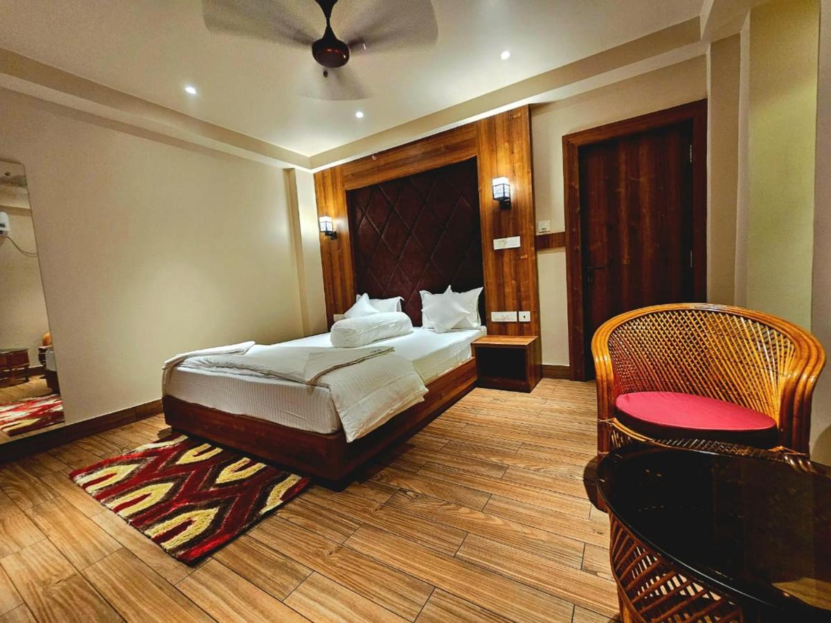 Blue Waves Hotel Tajpur Exterior photo