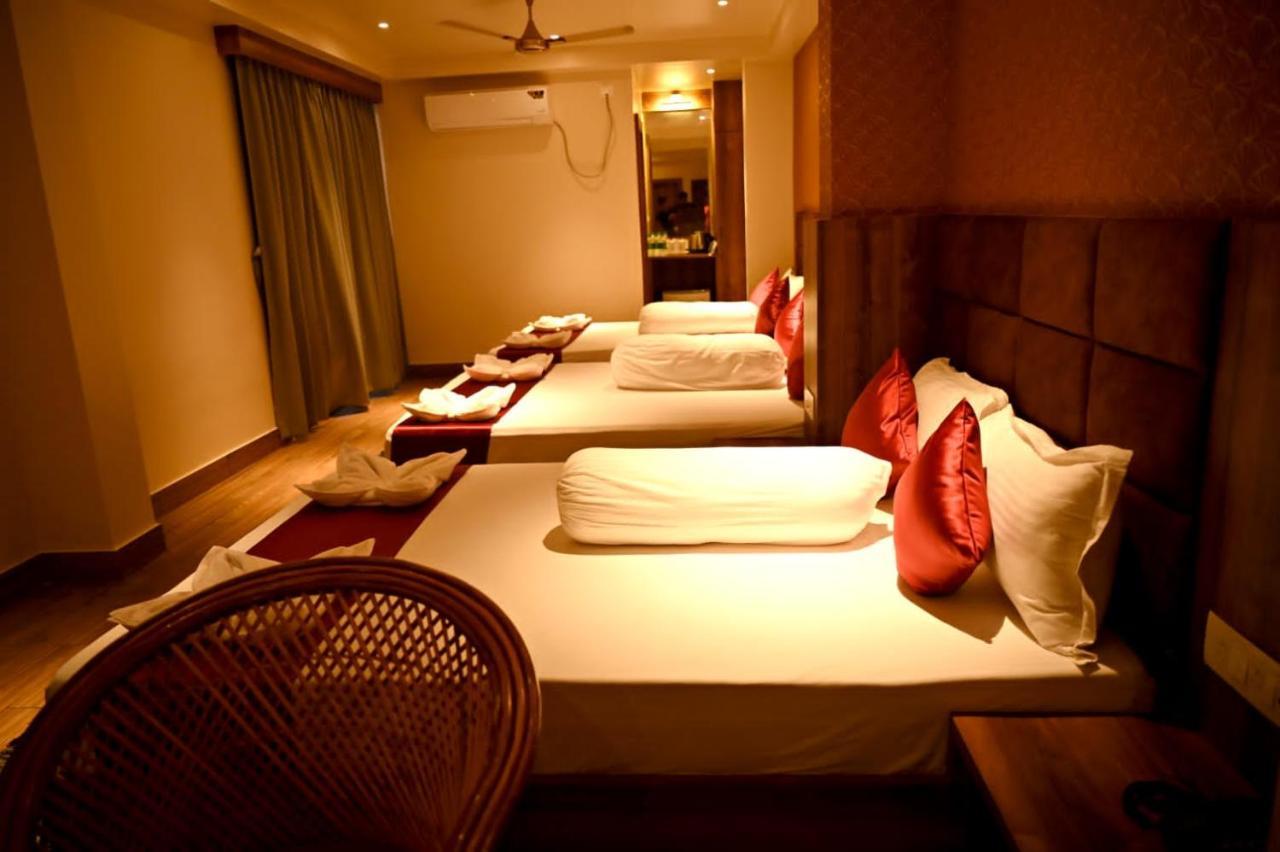 Blue Waves Hotel Tajpur Exterior photo