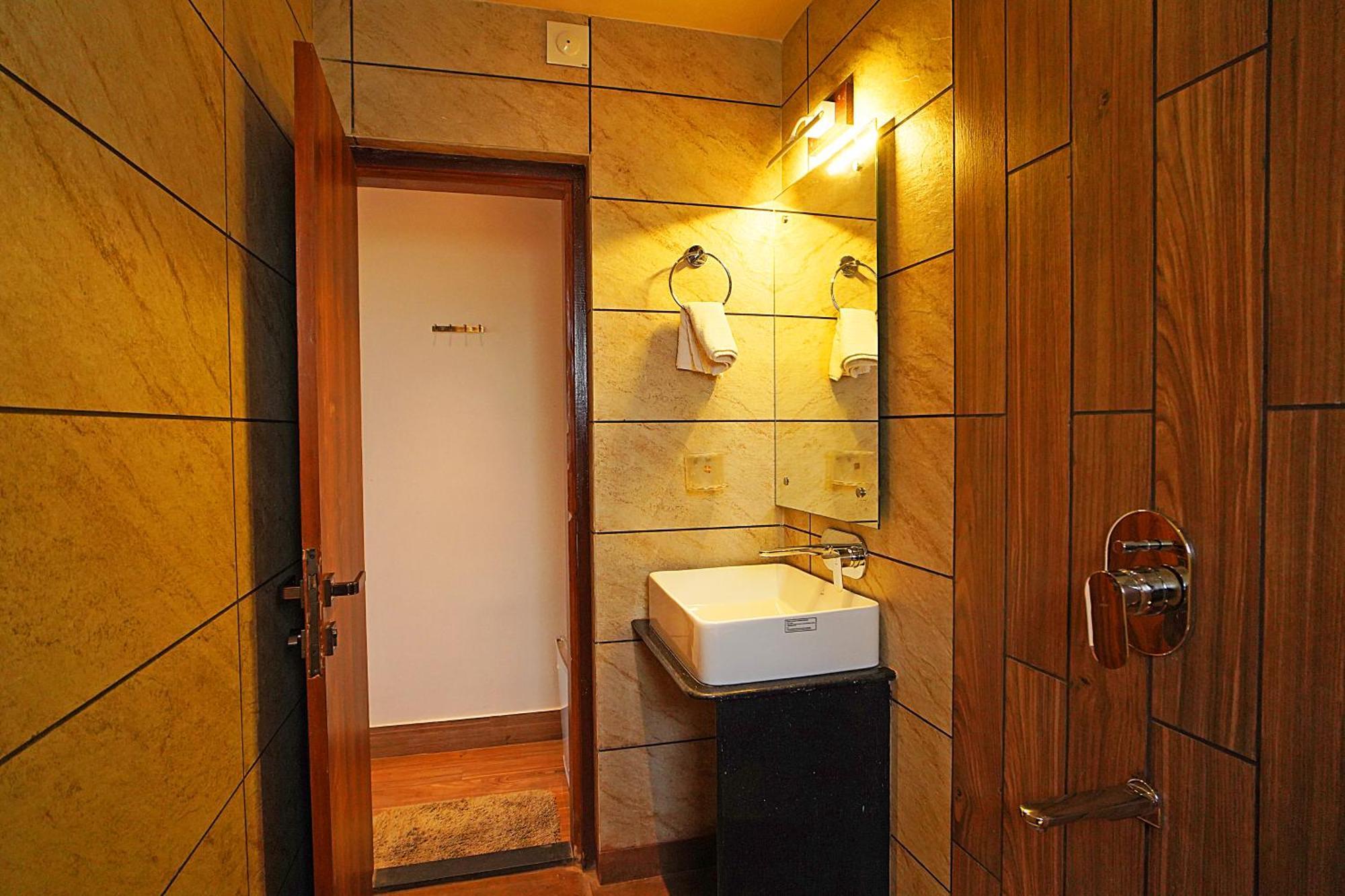 Blue Waves Hotel Tajpur Exterior photo